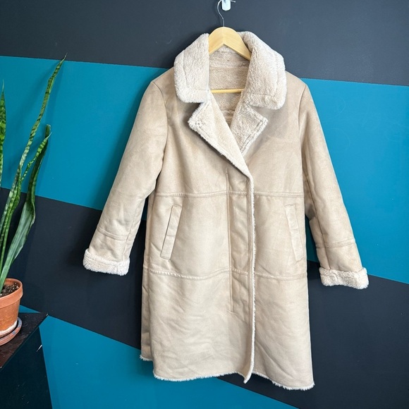 Tan Teddy Jacket with Plush Texture and Classic Collar - Picture 4 of 13